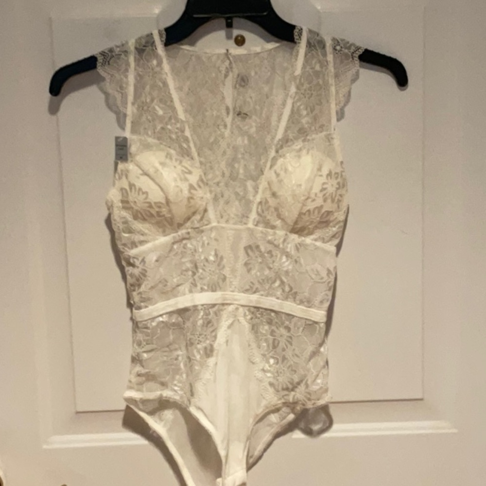 NWT Cream Lace Bodysuit - size M